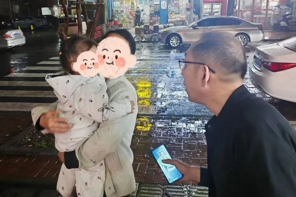 雨夜遇暖警 南县民警化身“临时妈妈”，守护迷路小萌娃